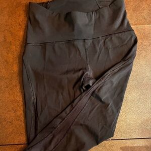 Lululemon 3/4 leggings Size 6 Black. Waist back slit pocket